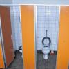 Von Schülern verschmutzte und beschädigte Toiletten waren für das Marktheidenfelder Gymnasium Anlass, eineinhalb Wochen lang fünf von sechs Toilettenanlagen zu schließen. Das Foto zeigt Klos in gereinigtem und ordentlichem Zustand.