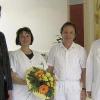 Bad Neustadt (kpe)   Zum 1. Juli hat Dr. Hans Peter Pfeuffer, Internist – Pneumologie – Allergologie – Umweltmedizin, seine Praxis von der Berliner Straße in das Nebengebäude der Rhön-Saale-Klinik in die Goethestraße 9 verlegt. Er betreibt hier gemeinsam mit seiner Kollegin Dr. Birgit Pfeufer eine lungenärztliche Facharztpraxis mit Schlaflabor. Die Praxis bietet eine umfangreiche Palette zur Diagnostik und Therapie von Atembeschwerden, Allergien und Schlafstörungen. In Kooperation mit der Saale-Radiologie-Praxis (Drs. Allmann und Gimpel) wurde auch die Röntgendiagnostik digitalisiert. Ärztlicher Direktor Rudolf Full (rechts) und Stephan Eydt, Geschäftsführer der Rhön-Saale-Klinik (links), hießen Dr. Pfeuffer und das Praxisteam willkommen. Sie sehen in der Praxisangliederung eine Ergänzung des medizinischen Angebots der Rhön-Saale-Klinik, zu dem auch das Medizinische Versorgungszentrum (MVZ) mit der Fachrichtung Orthopädie/Chirurgie (Dr. Szabad) gehört.
