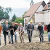 Der erste Spatenstich für das neue Pfarrzentrum in Wonfurt, das bis Mai 2009 bezugsfertig sein soll, ist vollzogen. Unser Bild zeigt (von links) die Pfarrgemeinderatsvorsitzende Isolde Schuck, den Bauleiter der Firma Roth, Lothar Schüll, Bürgermeister Dieter Zehendner, Thomas Roth, Rudolf Weidenbacher, den Pfarrbeauftragten für Wonfurt, Steinsfeld und Dampfach, Michael Nowak, die Architekten Christian Brückner und Christine Heurich sowie den Kirchenpfleger Norbert Schad.