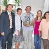 Nach vier erfolgreichen Fortbildungstagen im Günterslebener Rathaus bedankten sich stellvertretende Bürgermeister Fabian Frühwirth und Kindergartenleiterin Gabi Issing beim Referenten Michael Pfreundner mit einem Geschenk (alle Bildmitte).