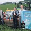 Hoffen, dass die Verbraucher ihre Absichtserklärung wahrmachen und sich die „Bauern-Milch“ was kosten lassen (von links): Lidl-Filialleiterin Basista, Kreisobmann Gerhard Endres, Kreisbäuerin Maria Hoßmann und Milchviehbauer Reinhold Fehmel aus Karlstadt mit Tochter Christine.