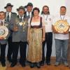 Nüdlingen (pr)   Der Schützenverein Nüdlingen tat gut daran, bei seinem Königsschießen die Schießhalle auszuräumen: Das Wetter war alles andere als königlich. Viele der 250 Vereinsmitglieder, von denen 90 aktiv sind, waren zur Proklamation ins Schützenhaus gekommen, dazu noch zahlreiche Gäste, denn gleichzeitig wurden auch die Ergebnisse der Dorfmeisterschaften bekannt gegeben. Neuer Schützenkönig wurde Adolf Lieb, der mit einem 58,7 Teiler erstmals die Königskette umgehängt bekam. Seine Ritter wurden Manfred Hein (58,9) und Guntram Sittler (105). Jugendschützenkönig wurde Philipp Mueller mit einem 206 Teiler vor Felix Eirich (220,40) und Christian Müller (567). Robin Hood der Bogenschützen wurde David Gamble mit einem 13,3 Teiler vor Othmar Müller (30,7) und Sven Katzenberger (32,9). Auch die Jugendlichen schossen mit je drei Pfeilen ihren Robin Hood aus. Es siegte Christian Müller, der Drittplatzierte bei den Gewehrschützen, mit einem 19,6 Teiler. Erster Jugendritter wurde Ralph Sittler (32,7), zweiter der Jugendkönig der Gewehrschützen, Philipp Mueller (70,4). Unser Foto zeigt (von links) Felix Eirich, Philipp Mueller, Christian Müller, Manfred Hein, Adolf Lieb, Guntram Sittler, stellvertretende Vorsitzende Liane Hofmann, Othmar Müller, David Gamble, Ralph Sittler und Sven Katzenberger.