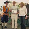 Wie zünftig gefeiert wird, durfte eine Busgruppe aus der französischen Partnergemeinde Douvres beim Hammelfest des Faschingsclubs in Ebenhausen erleben.Auf unserem Foto tauschen Peter Dierbach, 1. Vorsitzender des FCSH (links) und Komiteevorsitzender Gerard Duval (Mitte) Geschenke aus. Den Besuch der Gäste hatte Komiteevorsitzende Verena Bohl (rechts) arrangiert.