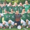 Erlach   Das Fußball-Konglomerat zwischen dem TSV Goßmannsdorf und dem SV Tückelhausen/Hohestadt hat den ersten Titel errungen: Die Mannschaft ist Fußball-Stadtmeister 2008 in Ochsenfurt. Im Endspiel besiegte sie den FC Ochsenfurt mit 1:0. Dritter wurde das Team des SV Erlach, der nach acht Jahren wieder als Veranstalter auftrat, durch einen 2:1-Sieg über den SV Kleinochsenfurt. Der FC Hopferstadt verlor seinen im vergangenen Jahr gewonnenen Titel und wurde dank eines 4:2-Siegs über den SV Ochsenfurt zumindest nicht Letzter. Das Bild zeigt den neuen Stadtmeister mit einigen Honoratioren (hinten von links): Herbert Gransitzki und Rosa Behon, beide Sportreferenten der Stadt Ochsenfurt, Harald Kraft, Vorsitzender des TSV Goßmannsdorf, Sportleiter Christoph Drescher, Spielertrainer Carsten Breunig, Andreas Schmitt, Hakan Akcay, Waldemar Brandt, Alexander Breunig, Marco Liebberger, Simon Spehnkuch, Carsten Körner, zweiter Vorsitzender Ingo Hillebrand, Ochsenfurts Bürgermeister Rainer Friedrich, Torwarttrainer Siegfried Günter, Roland Höfig, zweiter Vorsitzender des SV Tückelhausen, Marc Seyrich, zweiter Bürgermeister Peter Juks, Erlachs Vorsitzender Hans-Otto Mayer; (vorne von links) Matthias Beck, George Erensay, Daniel Beigel, Bernd Deppisch, Daniel Dörr, Thomas Rüger, Michael Müller, Sebastian Singer, Thomas Frey. Auf dem Bild fehlen: Jürgen Deppisch, Martin Elflein, Dominik Plagens.
