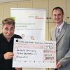 Schweinfurt (ann)   Einen Förderbetrag von 3700 Euro hat Michael Zehe, Geschäftsführer der Barmer Schweinfurt (rechts), an den Geschäftsführer der Deutschen Vereinigung Morbus Bechterew (DVMB), Ludwig Hammel, überreicht. Damit wird ein Moderatorentraining unterstützt. Die DVMB  engagiert sich von Schweinfurt aus bundesweit für die Belange der an Morbus Bechterew erkrankten Menschen.  So soll die Versorgungsqualität dieser chronisch Kranken nicht nur gehalten, sondern verbessert werden.