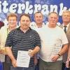 Die geehrten AKUV-Mitglieder umrahmt von  Ehrengästen (von links): Pfarrer Helmut Raßdörfer, Fred Pötsch (40 Jahre), Vorsitzender Waldemar Leibold (25), Herta Ebeling (25), Peter Laupert (25), Dieter Mathes (25), Herbert Zettner (25), Kassier Oskar Landeck, zweite Bürgermeisterin Bettina Bärmann, Bezirktagsvizepräsident Peter Heusinger und Schirmherr, Bürgermeister Peter Seifert.
