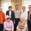 Die Arbeiter-Wohlfahrt ehrte Dienst- und Mitgliedsjubilare aus. Im Bild (von links): stellvertretender Vorsitzender Gerhard Schurz, Ulrike Braese (35 Dienstjahre), Geschäftsführerin Helga Königer, Jürgen Feiler (25 Dienstjahre), Renate Koch (42 Dienstjahre im Erziehungsberuf bei der AWO), Vorsitzender Werner Bonengel (25 Jahre Mitglied), Vorstandsmitglied Florian Töpper und vorne von links: Erika Köferl und Katharina Röhner (50 Jahre Mitglied).