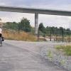 Künftig wird der Fahrradweg von Heustreu nach Herschfeld über eine neu Trasse führen. Das Bild zeigt den bisherigen Verlauf des Wegs, die neue Führung geht vor dem Regenrückhaltebecken rechts ab.