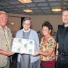 Stolz überreicht der Seniorenbetreuer der Pfarrei Forst, Lothar Werner, eine Spende über 500 Euro an Schwester Dolores M. Engelhardt, Kloster Oberzell Würzburg, für ihre Arbeit in der Mission. Das Geld war der Reinerlös des Sommerfestes der Seniorengemeinschaft, aufgestockt durch private Spenden, und ist bestimmt für die Arbeit der aus Forst stammenden Ordensfrau auf der Missionsstation Eshowe, Südafrika. Mit im Bild Hiltrun Fleischmann und Pfarrer Thomas Amrehn.