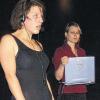 Mutter (Helen Schmeißer) nimmt ihrer Tochter( Eva Protzek) das Laptop weg, da diese unter Spielsucht leidet.