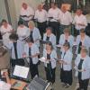 Glasofen (mh)   In der Christuskirche führte der Singkreis des CVJM Altfeld unter Leitung von Peter Freudenberger das Singspiel „Unsere Zeit in Gottes Händen“ des Vorreiters neuer christlicher Musik, Siegfried Fietz, und des Theologen Michael F. Strauss (Text) auf. Mit Liedern, Texten und Spielszenen erläutert das Stück das Kirchenjahr vom Advent bis zum Ewigkeitssonntag. Peter Freudenberger lud in einer Zeit, in der niemand mehr Zeit zu haben scheine, zu Besinnung und Glauben auf. Es wirkten mit: Martin Freudenberger am Keyboard; Sopran: Birgit Abel, Sonja Eyrich, Alma Freudenberger, Birgit Freudenberger, Hannelore Freudenberger, Julia Freudenberger, Ulrike Krank und Ute Rexroth; Alt: Lydia Freudenberger, Jutta Heer, Helga Kalisch, Hannelore Kuhlmann, Dagmar Rauh und Simone Walter; Tenor: Matthias Fertig, Erwin Freudenberger, Georg Freudenberger, Helmut Freudenberger und Joachim Walter; Bass: Wilfried Abel, Peter Freudenberger und Gerd Kuhlmann; Spielszenen: Birgit Freudenberger, Marietta Gabel und Tobias Willinger.
