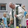 Rödelmaier (eh)   Pfarrer Michael Düchting segnete Fahrräder und die unterschiedlichsten Fortbewegungsmittel der jüngsten Bewohner des Dorfes. Selbst ein Bobby Car war dabei.