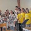 Der Heufurter Kinderchor „Kunterbunt“ führte das Musical „Der ängstliche kleine Spatz“ in der Oberfladunger Stachushalle auf und zum großen Finale stellten sich die kleinen Sängerinnen und Sänger mit ihrer Leiterin Susanne Bambach (rechts) dem Fotografen.