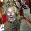 Da hatte der Landesvater noch Spaß: Günther Beckstein trat bei Fastnacht in Franken heuer als Patrona Bavariae auf.