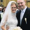 München (ddp)   Der Sohn des früheren Ministerpräsidenten Edmund Stoiber (CSU), Dominic Stoiber, hat am Samstag in München seine langjährige Freundin Melanie Wiegand kirchlich geheiratet. Der mit 28 Jahren jüngste Stoiber-Spross und die ein Jahr jüngere Braut, die ein Kleid mit langer Schleppe trug, gaben sich in der Theatinerkirche das Jawort. An der Zeremonie nahmen auch Edmund Stoiber und seine Frau Karin teil. Nach dem Gottesdienst wurde das Brautpaar vor der Kirche von zahlreichen Passanten mit Applaus begrüßt. Im Anschluss sollte ein Empfang in der Residenz stattfinden. Stoiber und Wiegand hatten am Freitag in Wolfratshausen standesamtlich geheiratet. Edmund Stoiber und seine Frau haben noch zwei Töchter, Constanze (36) und Veronica (30), die bereits verheiratet sind.FOTO ddp