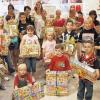 schweinfurt (lp)   Am Luftballonwettbewerb  auf dem Schweinfurter Volksfest, organisiert von der Werbegemeinschaft Schweinfurter Volksfest in Zusammenarbeit mit der Galeria Kaufhof, beteiligten sich viele Kinder und Jugendliche. Hunderte gestarteter Ballons brachten – trotz widriger Wetterbedingungen –  24 Rückmeldungen ein. Der 1. Preis, eine Playstation 2 mit dem Spiel Sims, ging an Lisa Petlin aus Schweinfurt, deren Luftballon bis nach Altenberge bei Münster flog und somit eine Strecke von 293 Kilometern zurücklegte. Zweiter Sieger war Jonas Schleyer aus Weipoltshausen mit 272 Kilometern. Dafür erhielt er ein Paar Inline-Skates. Über eine Distanz von 193 Kilometern durfte sich Sergen Yasar Kaynakin aus Schweinfurt freuen, der so Drittplatzierter und Gewinner des „Spiels des Lebens“ ist. Insgesamt wurden 20 Preise von Ingrid Demmer, Geschäftsführerin der Galeria Kaufhof, und der Volksfestorganisatorin Sylvia Amrhein an die sichtlich erfreuten Sieger vergeben.