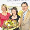 Sehr erfreut ist man im Steuerbüro Karl-Heinz Diener über das hervorragende Ausbildungsergebnis von Eva Schreiner, die auch künftig im eigenen Haus mitarbeiten wird. Ausbildungsbetreuerin Maria-Theresia Schneider (links) und Inhaber Karl-Heinz Diener (rechts) gratulierten ihrer erfolgreichen Kollegin.