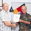 Oberst Jörg Udo Keck (rechts) überreicht die Dankesurkunde an Hermann Kickuth.