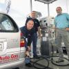 Wie unkompliziert das Tanken von Autogas ist, zeigen Mario Köhler, (links) und sein Vater Hans-Jürgen (Mitte). Wittighausens Bürgermeister Bernhard Henneberger (rechts) freut sich über das neue Angebot.
