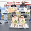 „Boykottiert KFC“: Tierschützer der Organisation „Peta“ haben am Freitag vor der Schweinfurter Filiale von „Kentucky Fried Chicken“ gegen „Qualzucht“ und die grausame Behandlung von Millionen Hühnern protestiert. Dies sei ihren Angaben zufolge unter anderem nur deshalb möglich, weil KFC als weltgrößter Fast-Food-Konzern es hinnehme, dass diese „in grausamen Verfahren gezüchtet und getötet werden“. KFC-Geschäftsführerin Patrizia Miller wies die Vorwürfe zurück.