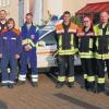 Neu ausgebildete Leute verstärken die Helfer vor Ort Ochsenfurt. Unser Bild zeigt die Erfolgreichen aus den Reihen der Feuerwehr zusammen mit Kommandant Wolfgang Raps (3. von rechts), Rettungssanitäterin Waltraud Jungbauer und Ausbilder Dr. Thomas Ringlein (ganz rechts). FOTO KLAUS L. STÄCK