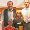 Mit einem Luftballon-Wettbewerb warb der Förderverein der Giebelstadter Grundschule für seine Initiative „Schule verleiht Flügel“. Im Bild die Gewinner (von links) Fabienne Ruhl, Felix Hirsch und Noah Schwab mit dem Vorsitzenden des Fördervereins Ulrich Pabst und Bürgermeister Helmut Krämer.