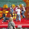 Stuttgart (lsw) Kinder toben ausgelassen auf einem Spielgerät in der Kinderspielstadt „Stutengarten“ in Stuttgart. Bis 31. August organisiert die Stuttgarter Jugendhaus Gesellschaft in Kooperation mit UNICEF zum zweiten Mal die Kinderspielstadt. Bis zu 500 Kindern von sechs bis 13 Jahren können täglich am Stadtleben teilnehmen. Auf dem Gelände des Reitstadions wurde die komplette Infrastruktur einer Stadt aufgebaut. Den Kindern stehen Holzhütten und Zelte zur Verfügung, in denen Geschäfte, Werkstätten und Büros entstanden sind.