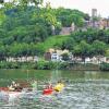 Main-Tauber-Kreis (pm)   Neben den Radel- und Wanderangeboten in der Ferienlandschaft „Liebliches Taubertal“ rückt immer stärker ein weiteres Freizeitangebot in den Mittelpunkt: der Wasserspaß an Main und Tauber. Für einen ersten Überblick und zur Information bietet die Touristikgemeinschaft „Liebliches Taubertal“ einen informativen Faltprospekt an, der die Möglichkeiten entlang der beiden Flüsse aufzeigt. So können Kanubegeisterte ihrem Sport sowohl auf dem Main als auch auf der Tauber nachgehen. Allerdings muss an der Tauber akzeptiert werden, dass wegen einiger Stauwehre das Kanu immer wieder aus dem Wasser genommen und um die Hindernisse herumgetragen werden muss. Im Übrigen ist die Tauber – außer bei Hochwasser – ein langsam fließendes Gewässer. Es muss deshalb auch flussabwärts kräftig gepaddelt werden. Allerdings, so Jochen Müssig von der Touristikgemeinschaft, sollte man gerade an der Tauber auf die Fauna und Flora besondere Rücksicht nehmen. „Wer dies alles akzeptiert, dem ist bei einer Kanufahrt auf der Tauber ein wunderbares Naturerlebnis garantiert“, so Jochen Müssig. Angel- und Windsurfermöglichkeiten sowie Badeseen – für Kinder eignet sich besonders das Freizeit- und Erholungsgebiet Münsterseen bei Creglingen – runden das Angebot ab. Weitere Badeseen sind in Bad Mergentheim und Wertheim. Der Informationsprospekt „Wasserspaß an Main und Tauber“ ist kostenlos erhältlich bei der Touristikgemeinschaft „Liebliches Taubertal“, Gartenstraße 1, 97941 Tauberbischofsheim, unter  (0 93 41) 82-58 06, Fax (0 93 41) 82-57 00, oder E-Mail: touristik@liebliches-taubertal.de, im Internet: www.liebliches-taubertal.de.