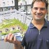 Hat dieser Tage alle Hände voll zu tun: Matthias Derleth vom Finanzamt Würzburg, der die Organisation für das große bundesweite Sportturnier leitet (im Bild mit der Festschrift).