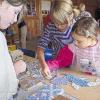 Mit Konzentration und Sorgfalt arbeiteten die Kinder in der Herrenmühle an ihren Mosaiken.