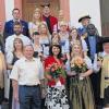 Wipfeld (fr)   Einmal mehr voll besetzt war Frankens schönste Weinstube, der historische Marktplatz in Wipfeld, beim 30. Straßenweinfest. Für gute Stimmung unter den Besuchern sorgten an allen drei Tagen Musikkapellen aus der Region. Sehr zufrieden über den harmonischen Festverlauf äußerten sich daher auch die Vorsitzenden von Weinbau- und Musikverein, Rainer Thaler und Herbert Schneider, sowie der neue Zehntgraf Albert Kestler, der als Symbolfigur für den Wipfelder Wein seinen ersten offiziellen Auftritt hatte. Zum Festkommers mit Weinprobe im Rathaussaal hatten sich neben vielen weiteren Ehrengästen die Fränkische Weinkönigin Marlies Dumbsky mit zahlreichen Weinprinzessinnen aus der Umgebung und Frankens Weinbaupräsident Andreas Oestemer eingefunden.