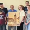 Niederwerrn (dt)   Völlig überrascht wurden die evangelischen Jugendbläser nach einem Konzert des evangelischen Posaunenchors vom 80-jährigen Heinz Pfeifer. Nach den Darbietungen von Volksliedern und bekannten Weisen, die ihn sehr beeindruckten, überreichte der gelernte Schreiner und Dreher sein Bild „Evangelische Dorfkirche mit Mesner- und Pfarrhaus“. Dieses Intarsienbild fertigte der aus Thüringen stammende Pfeifer bereits 1963. Eineinhalb Jahre benötigte er dazu. Die Jugendbläser wollen das Bild, so Leiterin Anne Kupfer, im Clubraum im Martin-Luther-Haus aufhängen. Bei der Bildübergabe an Stefanie Kreile (Bildmitte) waren dabei Gruppenleiter Gerhard Kupfer, David Spiegel und Konstantin Lauk (links) sowie Ralf Kupfer, Helena Lauk und Gruppenleiterin Anne Kupfer (rechts).
