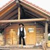Heinrich Hassold aus Ippesheim hat sich dem Werkstoff Holz verschrieben. Mit Richtspruch und vielen Gästen hat er kürzlich seine selbst gebaute Blockhütte eingeweiht.