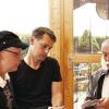 Karlstadt (mk)   Josef Forstner (rechts) überreichte Eileen und ihrem Mann Jürgen Csapo die bei der Kreuzbergwallfahrt 2008 gesammelte Spende zur Weiterleitung an die Deutsche Knochenmarksspenderdatei (DKMS). Diese Spende wurde von der Kreuzbruderschaft auf stolze 2222,22 Euro aufgerundet. Mit diesem Betrag ist die Typisierung von rund 45 Blutproben möglich. Eileen Csapo aus Gambach ist an Leukämie erkrankt. Ihre Freunde haben eine Hilfsaktion ins Leben gerufen, die zweierlei möchte: Menschen zwischen 18 und 55 Jahren sollen sich am Samstag, 20. September, in der Gambacher Musikhalle typisieren lassen, und sie sollen Geld spenden, damit die Blutproben im Labor analysiert werden können. 50 Euro kostet ein Bluttest. Für an Leukämie Erkrankte ist die Spende von Stammzellen zum Aufbau von eigenem gesundem Blut meist die einzige Rettung. Das Spendenkonto: 46 084 80 bei der Sparkasse Mainfranken, Bankleitzahl 79 50000, Stichwort „Hilfe für Eileen“.