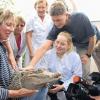 Mitarbeiter des Landesuntersuchungsamtes für das Gesundheitswesen Nordbayern und Kameraleute lassen sich von Dompteuse Diana Antoine den wieder aufgetauchten Brillenkaiman Charly zeigen.
