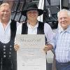 Mit dem frisch gekürten Zimmerei-Handwerksmeister Markus Koob ließen sich seine ebenfalls meisterlichen Vorfahren Opa Wilhelm (links) und Vater Walter (rechts) gerne ablichten.