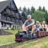 Fladungen (hf)   An jedem ersten Sonntag im Monat dreht die kleine Garteneisenbahn von Georg Schanz rund um die Sennhütte in der Hochrhön ihre Runden. Bis zu 40 Personen können in den Waggons der Mini-Lok, einer Tenderlokomotive, Baureihe 81, Platz nehmen. Für das Mitfahren verlangt der Hobby-Zugführer übrigens keinen Cent. Wer einmal als Passagier befördert wurde, der weiß am Ende einiges mehr über die kleine Lok und die gesamte Anlage, denn Georg Schanz gibt auf der Tour umfassend Auskunft. Etwa 370 Meter Gleise sind im Gartenbereich der Sennhütte verlegt. Bevor es losgehen kann, dauert es jedoch einige Zeit, bis die Miniatur-Dampflok fahrbereit ist, denn Georg Schanz muss erst, wie bei einer großen Lok, alle Wartungsarbeiten vornehmen. Dazu gehört auch das Wasserfassen und Kesselanschüren, um den notwendigen Dampf zu erzeugen. Um die Geschwindigkeit von etwa 15 Stundenkilometern zu halten, muss er bei der teils abfallenden Strecke die Zylinder als Bremsen benutzen, sonst würde die kleine Bahn zu sehr an Geschwindigkeit gewinnen und könnte aus den Gleisen springen. Anhand eines kleinen Hebels bedient Georg Schanz die kleine Lok. Besonders für Kinder ist auch die Fahrt durch den Tunnel auf der knapp 400 Meter langen Strecke interessant. Ein ausführlicher Bericht über Georg Schanz und sein außergewöhnliches Hobby ist im Internet zu lesen unter http://rhoengrabfeld.mainpost.de
