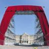 Stuttgart (lsw)   Die größte Gardine der Welt steht am Samstag auf dem Schlossplatz in Stuttgart vor dem Neuen Schloss. Der 25 Meter hohe und 1800 Quadratmeter umfassende Vorhang ist bis zum 14. September in der baden-württembergischen Landeshauptstadt Stuttgart zu sehen. Der Weltrekord soll in das Guinness Buch der Rekorde aufgenommen werden. Das Spektakel ist eine Marketingaktion eines Stuttgarter Raumausstatters, die von der Handwerkskammer unterstützt wird.