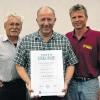 Bad Kissingen (pr)   Seine 40-jährige Betriebszugehörigkeit feierte dieser Tage Wolfgang Hippler. Am 16. August 1968 hatte er seine Lehre als Kfz-Lackierer bei der Firma Müller und Mühle in Bad Kissingen begonnen. Nur kurz durch den Grundwehrdienst unterbrochen, blieb der er der Firma, die seit 1938 in der Erhardstraße 31 ansässig ist und auf Unfallinstandsetzung spezialisiert ist, bis heute treu. Hippler, der sich bei der Kissinger Feuerwehr engagiert, ist einer von weit über 20, die in dem Familienbetrieb Lackierer lernten. Sein langjähriges Wirken ehrten nicht nur Seniorchef Roland Mühle (links) und sein Sohn Christian, der den Betrieb seit 15 Jahren als Geschäftsführer leitet (rechts). Auch die Handwerkskammer Unterfranken würdigte ihn mit einer Ehrenurkunde samt Silbermedaille.