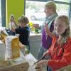 Erlabrunn (ehe)  „Kochen macht Spaß – Essen auch“ – unter diesem Motto zauberten  Sozialarbeiter  Volker Witt und Birgit Knauth leckere Milchshakes, Spaghetti Toscana, Pfannkuchen und Salate im Jugendraum der Gemeinde. Beim Ferienprogramm wurden den jungen Erlabrunnern heuer wieder viel geboten.