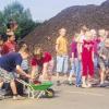 Informationen lassen sich spielerisch verbinden. Beim Besuch der Kompostanlage in Gerolzhofen hatten die Kinder aus der Gemeinde Donnersdorf bei der Ferienspaßaktion spielend viel Informatives erfahren. Es begann mit „Buddelspielen“, bei denen Gegenstände gesucht werden mussten, die nicht in den Kompost gehören. Diese landeten in kleine Eimerchen.