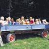 Poppenhausen (kay)   Im Rahmen des Ferienspaßprogrammes der Gemeinde Poppenhausen haben 18 Kinder einen Tag lang die „historischen Punkte“ Kützbergs erkundet. Los ging die Wanderung am Bauholzbrünnle, wo der Kützberger Bach entspringt, weiter bis zum Waldrand. Von dort aus tuckerten die Kinder per Traktor bis zum „neuen Brünn“, der noch heute von Landwirten genutzt wird, um die Tiere zu tränken. Anschließend fuhren die Sechs- bis Zwölfjährigen weiter bis zum Egelsee, eine mit Grundwasser angefüllte Bodensenke. Vom Wartturm aus genossen sie einen tollen Ausblick auf den Steigerwald. Zurück im Dorf, schrieben die Kinder ihre Namen auf die bunten Segel kleiner Schiffe und ließen diese im Kützberger See gegeneinander antreten. Auf dem Sportgelände des TSV Kützberg klang der Tag musikalisch aus. Vertreter des Musikvereins hatten einige Instrumente zum Ausprobieren mitgebracht.