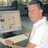 Florian Eichinger informiert sich im Internetcafé an der Juliuspromenade, was in Würzburg so los ist.