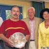 Schweinfurt (kay)   Arnold Walter arbeitet seit 40 Jahren als Orthopädiemechaniker im Sanitätshaus Traub. Als Dankeschön hat er nun von Geschäftsführer Jürgen Traub einen Silberteller mit Inschrift und einen Präsentkorb überreicht bekommen. 1968 begann Walter seine Ausbildung im Betrieb, und er sei bis heute ein beliebter Arbeitskollege, dem seine Arbeit auch nach 40 Jahren noch Spaß mache, so Traub. Im Bild von links: Andreas Traub, Jubilar Arnold Walter sowie Jürgen, Dorothea und Oliver Traub.