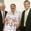 Bergrheinfeld (kgb)   Gut lachen hat Norbert Taschner aus Bergrheinfeld. Beim PS-Sparen der Sparkasse Schweinfurt hat er den Hauptpreis gewonnen: 10 000 Euro. Bei einem Gläschen Sekt wurde der symbolische Scheck in der Filiale Bergrheinfeld an den Gewinner übergeben. Den hatte die Nachricht wirklich überrascht. „Erst wollte ich nicht glauben, dass ich wirklich einmal gewonnen haben soll“, gab Taschner augenzwinkernd zu. Mit ihm freuten sich der Vorstandsvorsitzende Jürgen Riese und der Filialleiter Andreas Harth. Im Bild (von links) Sparkassendirektor Jürgen Riese, Gewinner Taschner und der Leiter der Filiale Bergrheinfeld, Andreas Harth.