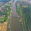 Ein Blick auf die Staustufe Steinbach, die vor 70 Jahren nach vierjähriger Bauzeit in Betrieb ging: links der Lohrer Stadtteil Steinbach, rechts oben Sackenbach.