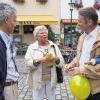FDP-Landtagskandidat Reiner Hellbrück aus Urspringen (rechts) sucht das Gespräch mit den Bürgern. Am Samstagmittag tat er sich auf dem Marktplatz in Gemünden allerdings schwer, weil außer Touristen kaum Passanten an seinem Infostand vorbeikamen. An den Gesprächen beteiligte sich auch der Gössenheimer Michael Reich, Beisitzer im FDP-Kreisverband (links).
