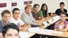 Stuttgart   Bundeskanzlerin Angela Merkel (CDU) hat am Donnerstag auf ihrer Bildungsreise durch Deutschland die Realschule Ostheim in Stuttgart besucht, an der überwiegend Schüler aus Zuwandererfamilien unterrichtet werden. Die Realschule arbeitet im Deutschunterricht mit einem Lyriker und dem Literaturhaus Stuttgart zusammen, um neue Wege in der Sprachförderung zu gehen. Etwa 90 Prozent der 300 Schüler kommen aus Familien ausländischer Herkunft. Im Vorfeld des „Bildungsgipfels“ mit den Ministerpräsidenten am 22. Oktober in Dresden besucht Merkel zahlreiche Bildungseinrichtungen in ganz Deutschland.