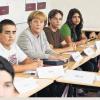 Stuttgart   Bundeskanzlerin Angela Merkel (CDU) hat am Donnerstag auf ihrer Bildungsreise durch Deutschland die Realschule Ostheim in Stuttgart besucht, an der überwiegend Schüler aus Zuwandererfamilien unterrichtet werden. Die Realschule arbeitet im Deutschunterricht mit einem Lyriker und dem Literaturhaus Stuttgart zusammen, um neue Wege in der Sprachförderung zu gehen. Etwa 90 Prozent der 300 Schüler kommen aus Familien ausländischer Herkunft. Im Vorfeld des „Bildungsgipfels“ mit den Ministerpräsidenten am 22. Oktober in Dresden besucht Merkel zahlreiche Bildungseinrichtungen in ganz Deutschland.