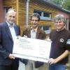 Sennfeld (ng)   Das Unternehmen Hermann Reugels Zimmerei und Treppenausbau aus Haßfurt hat für die neue Förderstätte der Lebenshilfe für Behinderte in Sennfeld 3200 Euro gespendet. Der Betrag ist nach Auskunft des Firmeninhabers Hermann Reugels (rechts), der ihn symbolisch an den Geschäftsführer der Lebenshilfe für Behinderte, Martin Groove (links), und den Leiter der Werkstätte für behinderte Menschen in Sennfeld, Joachim Jahn, übergab, für die therapeutische Gestaltung der Förderstätte bestimmt. Der 450 Quadratmeter große eingeschossige Neubau bietet in drei Gruppenzimmern mit Ruhe- und Therapieräumen sowie einem großen Aufenthaltsraum als Tagesstätte 24 schwer behinderten Menschen einen „zweiten Lebensraum“. Unter dem verlängerten Dach der Werkstatt werde, so Jahn, den Menschen, die aufgrund der Art ihrer Behinderung nicht arbeiten können, ein lebenswerter Alltag und ein Leben in Gemeinschaft ermöglicht. „Hermann Reugels Zimmerei hat die Förderstätte in Holzrahmenfertigbauweise errichtet“, erklärte Martin Groove. Diese Bauweise sichere einen schnelle Fertigstellung; der Einzugstermin ist für Mitte des Monats geplant.